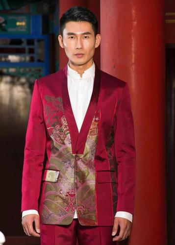 2008年度中国首席男模特;2009年时尚先生年度男模特;出道至今,孟飞已